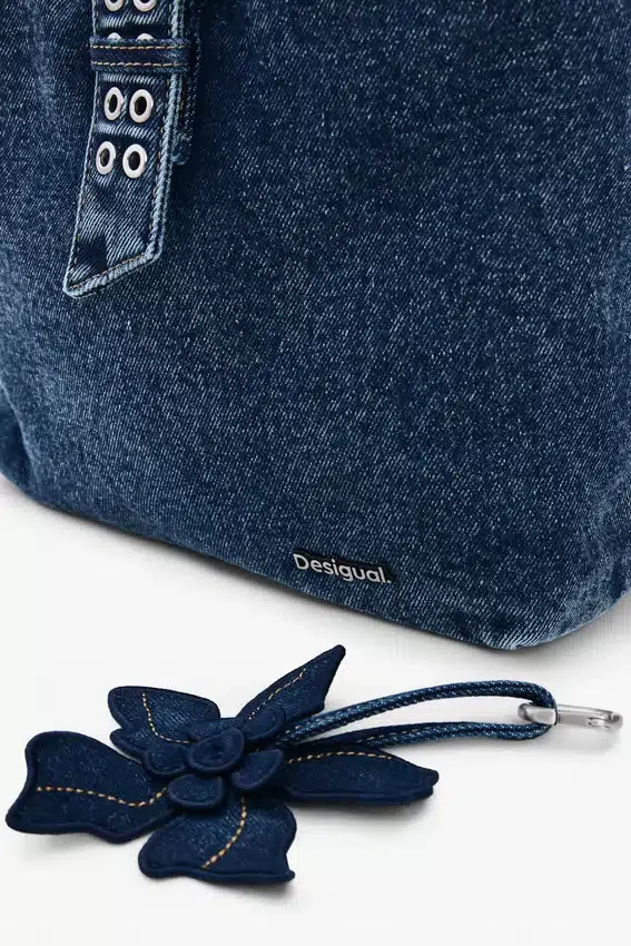 Kleiner Denim-Rucksack mit Blumenmuster Kleiner Denim-Rucksack mit Blumenmuster