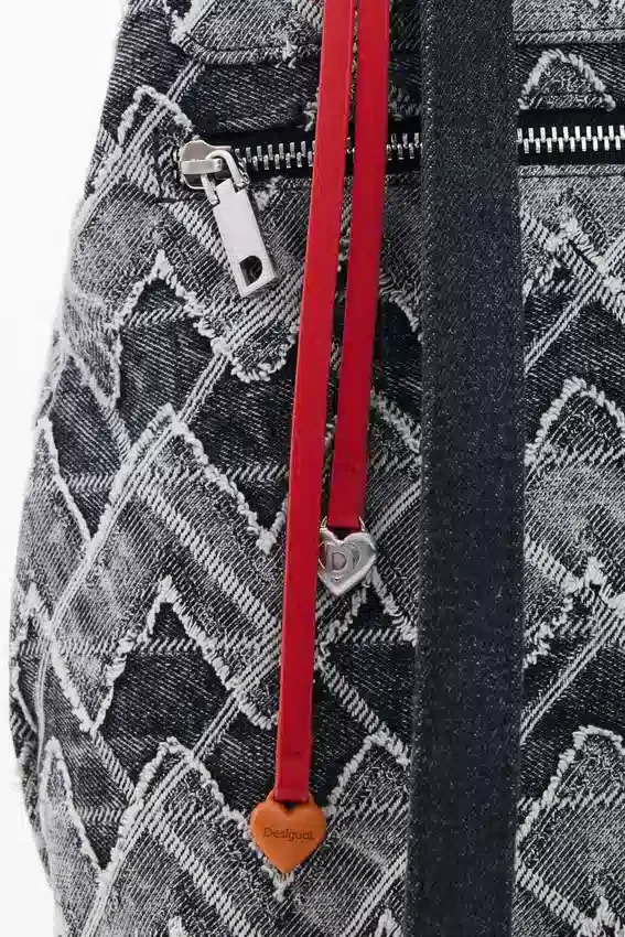 Kleiner Denim-Rucksack mit Zickzackmuster Kleiner Denim-Rucksack mit Zickzackmuster