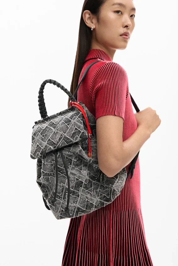 Kleiner Denim-Rucksack mit Zickzackmuster Kleiner Denim-Rucksack mit Zickzackmuster