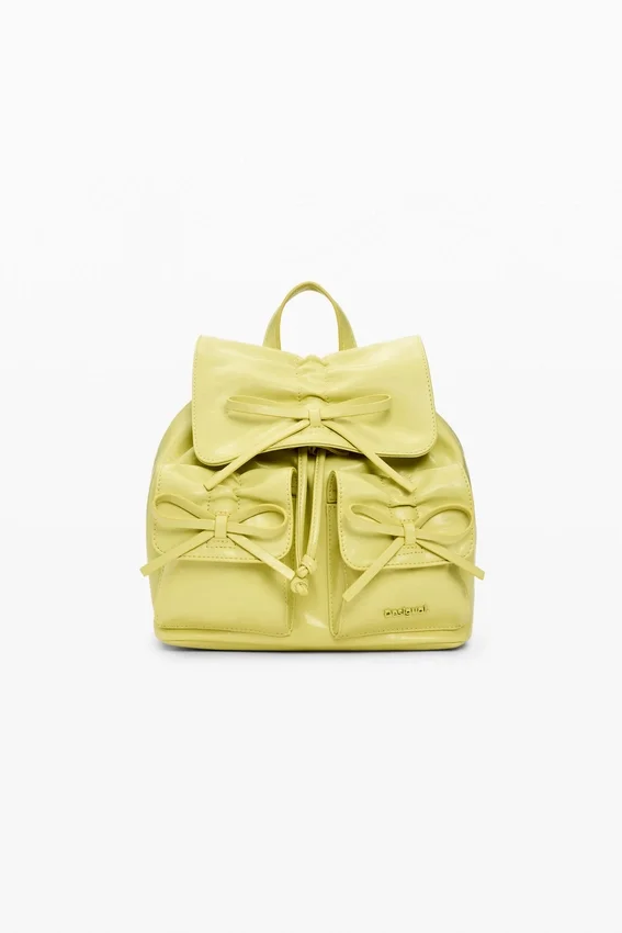 Kleiner glänzender Rucksack mit Schleife Kleiner glänzender Rucksack mit Schleife