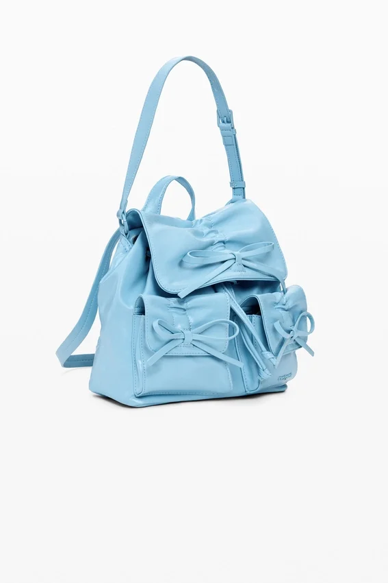 Kleiner glänzender Rucksack mit Schleife Kleiner glänzender Rucksack mit Schleife