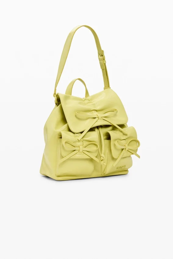 Kleiner glänzender Rucksack mit Schleife Kleiner glänzender Rucksack mit Schleife