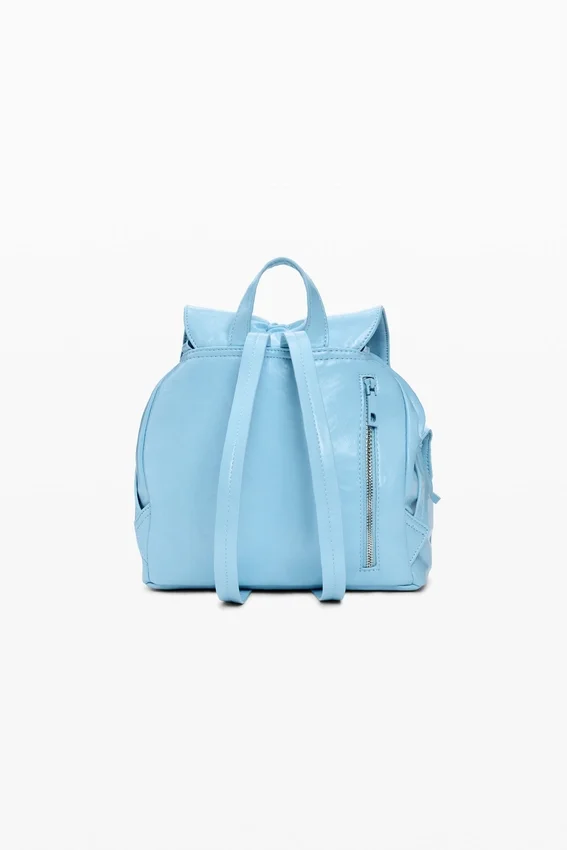 Kleiner glänzender Rucksack mit Schleife Kleiner glänzender Rucksack mit Schleife