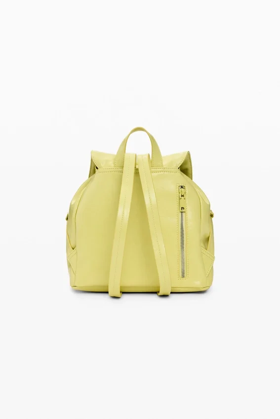Kleiner glänzender Rucksack mit Schleife Kleiner glänzender Rucksack mit Schleife