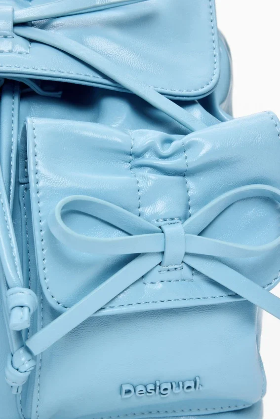 Kleiner glänzender Rucksack mit Schleife Kleiner glänzender Rucksack mit Schleife