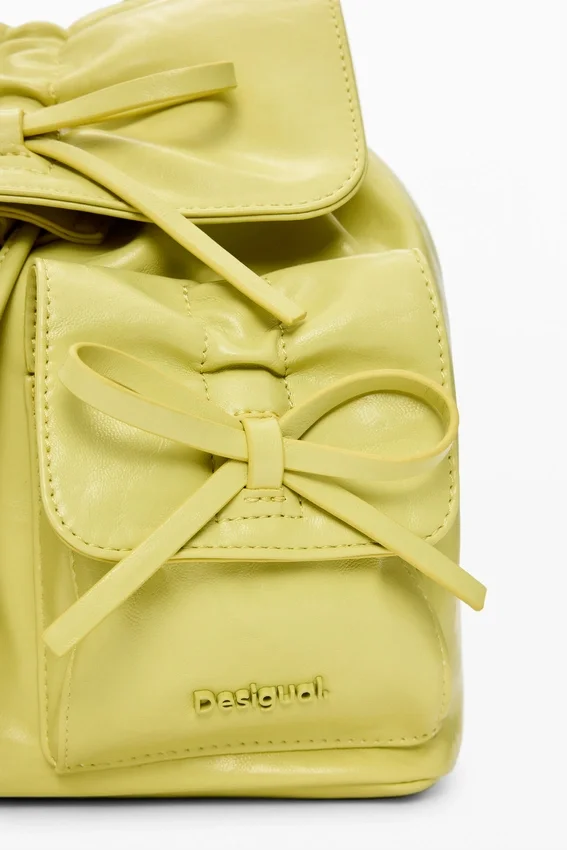Kleiner glänzender Rucksack mit Schleife Kleiner glänzender Rucksack mit Schleife