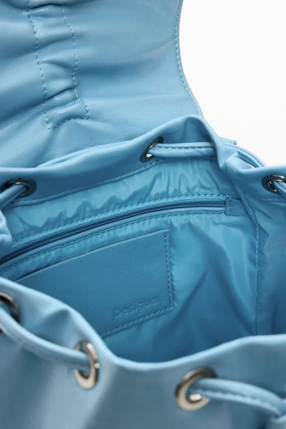 Kleiner glänzender Rucksack mit Schleife Kleiner glänzender Rucksack mit Schleife