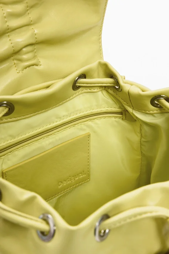 Kleiner glänzender Rucksack mit Schleife Kleiner glänzender Rucksack mit Schleife