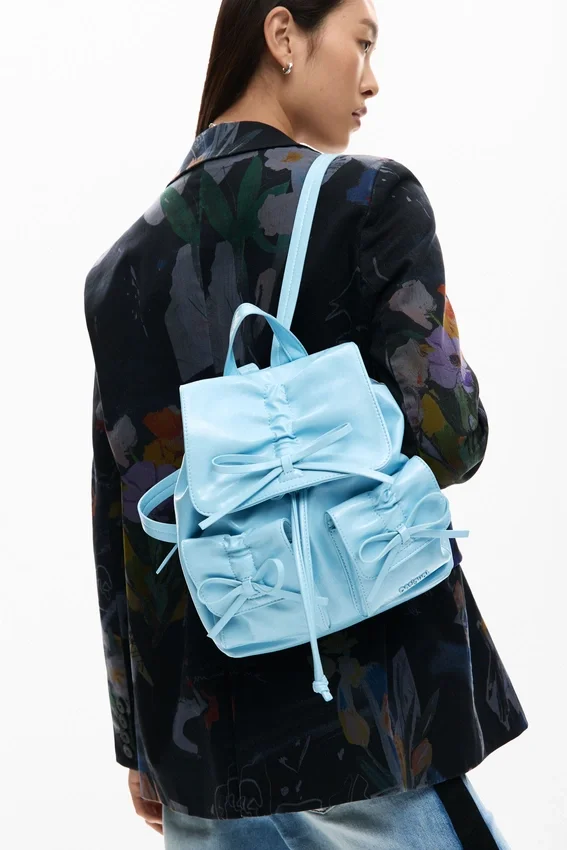 Kleiner glänzender Rucksack mit Schleife Kleiner glänzender Rucksack mit Schleife