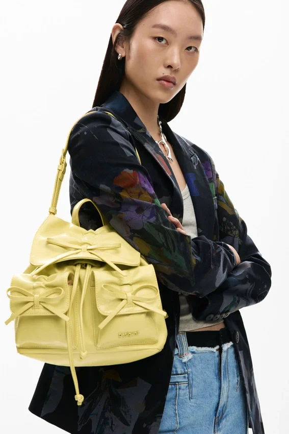 Kleiner glänzender Rucksack mit Schleife Kleiner glänzender Rucksack mit Schleife