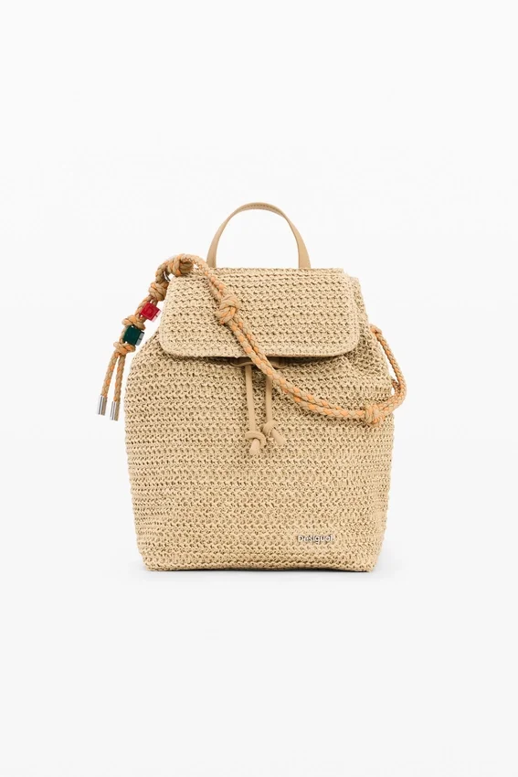 Kleiner Raffia-Rucksack mit Anhängern Kleiner Raffia-Rucksack mit Anhängern