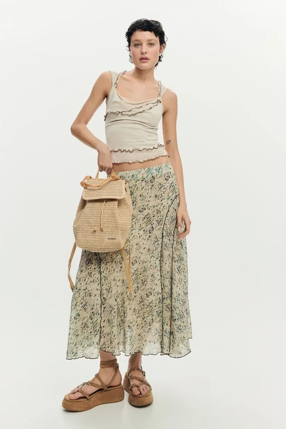 Kleiner Raffia-Rucksack mit Anhängern Kleiner Raffia-Rucksack mit Anhängern