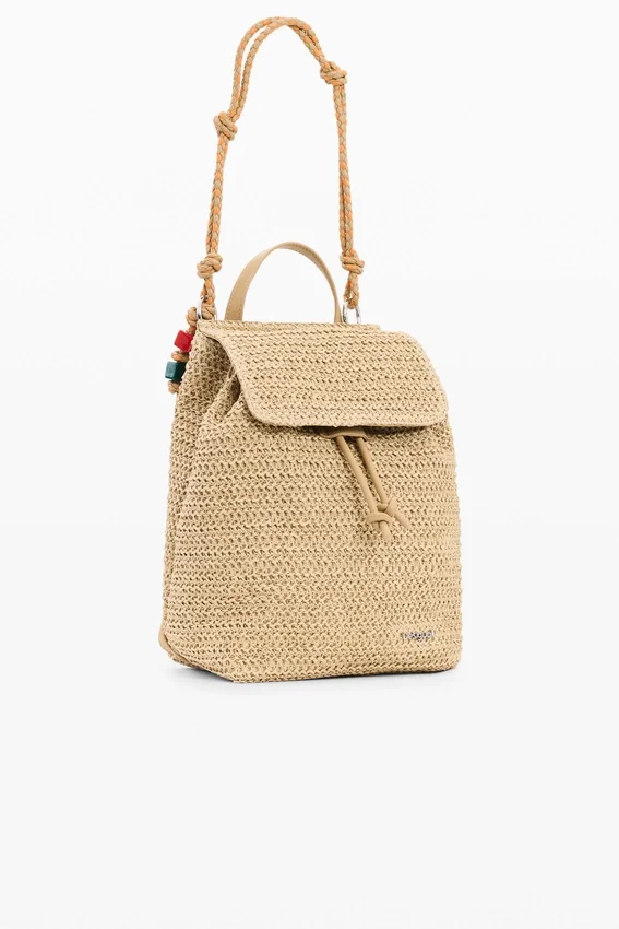 Kleiner Raffia-Rucksack mit Anhängern Kleiner Raffia-Rucksack mit Anhängern