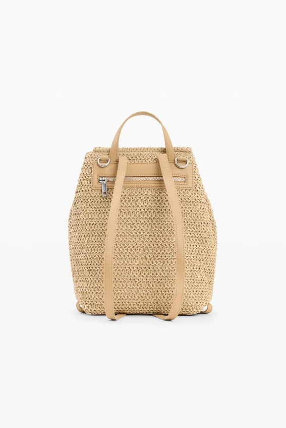 Kleiner Raffia-Rucksack mit Anhängern Kleiner Raffia-Rucksack mit Anhängern