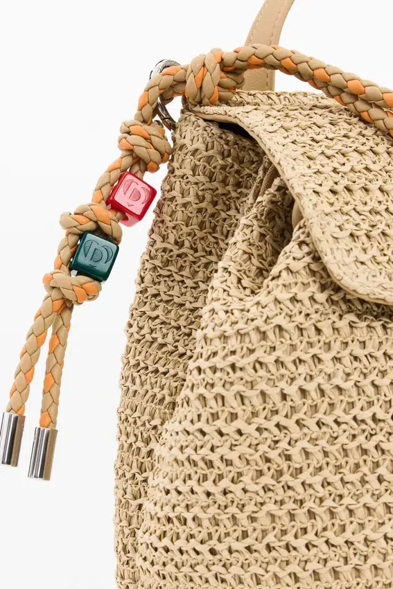 Kleiner Raffia-Rucksack mit Anhängern Kleiner Raffia-Rucksack mit Anhängern