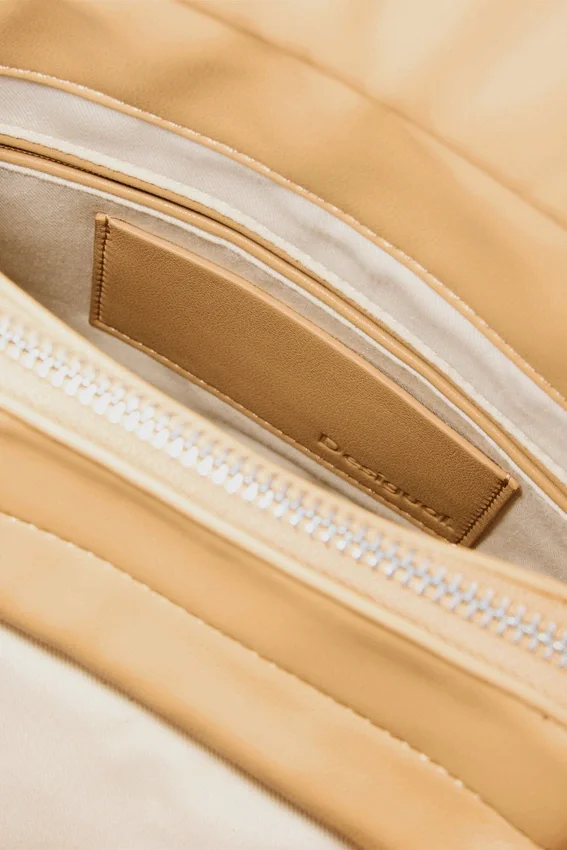 Kleiner Raffia-Rucksack mit Anhängern Kleiner Raffia-Rucksack mit Anhängern