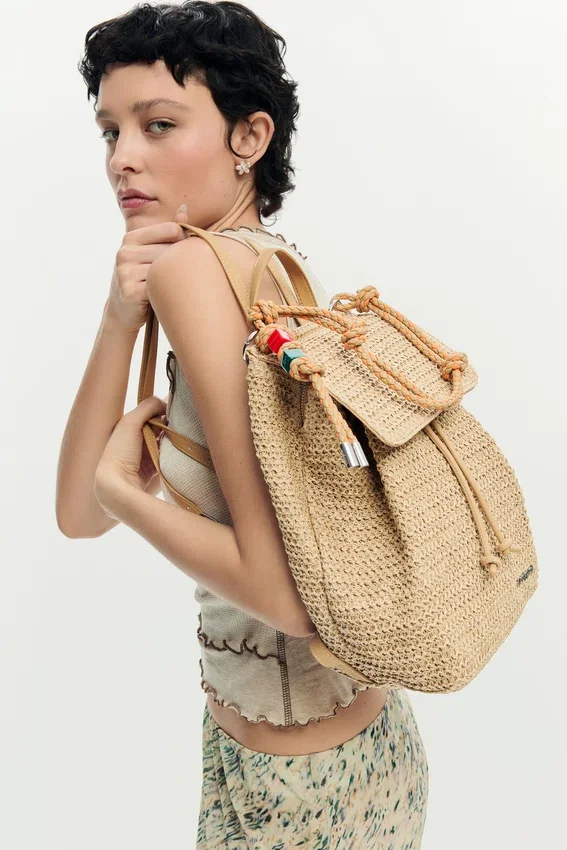 Kleiner Raffia-Rucksack mit Anhängern Kleiner Raffia-Rucksack mit Anhängern