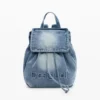 Kleiner Rucksack aus Denim mit Anhängern Kleiner Rucksack aus Denim mit Anhängern