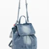 Kleiner Rucksack aus Denim mit Anhängern Kleiner Rucksack aus Denim mit Anhängern