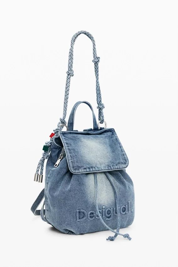 Kleiner Rucksack aus Denim mit Anhängern Kleiner Rucksack aus Denim mit Anhängern