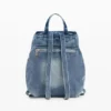 Kleiner Rucksack aus Denim mit Anhängern Kleiner Rucksack aus Denim mit Anhängern