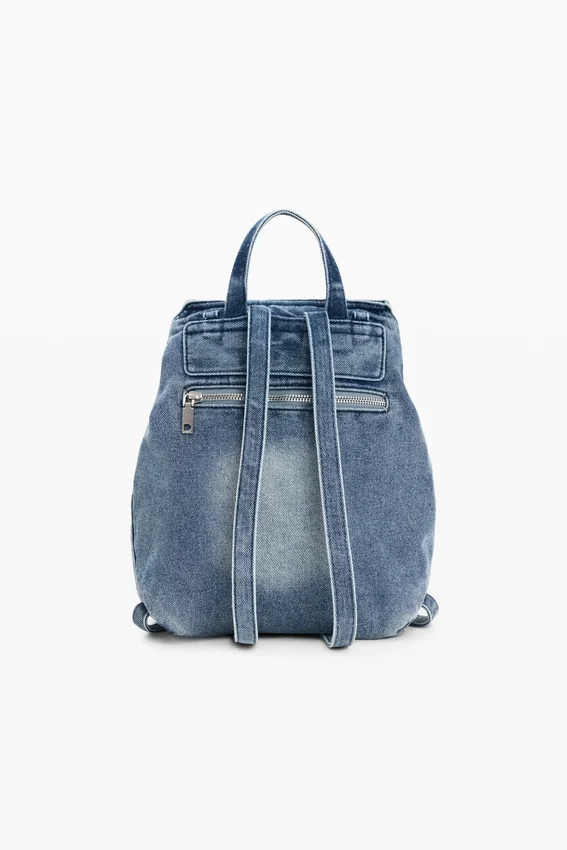 Kleiner Rucksack aus Denim mit Anhängern Kleiner Rucksack aus Denim mit Anhängern
