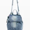 Kleiner Rucksack aus Denim mit Anhängern Kleiner Rucksack aus Denim mit Anhängern