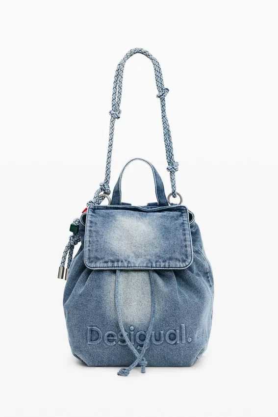 Kleiner Rucksack aus Denim mit Anhängern Kleiner Rucksack aus Denim mit Anhängern