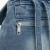 Kleiner Rucksack aus Denim mit Anhängern Kleiner Rucksack aus Denim mit Anhängern