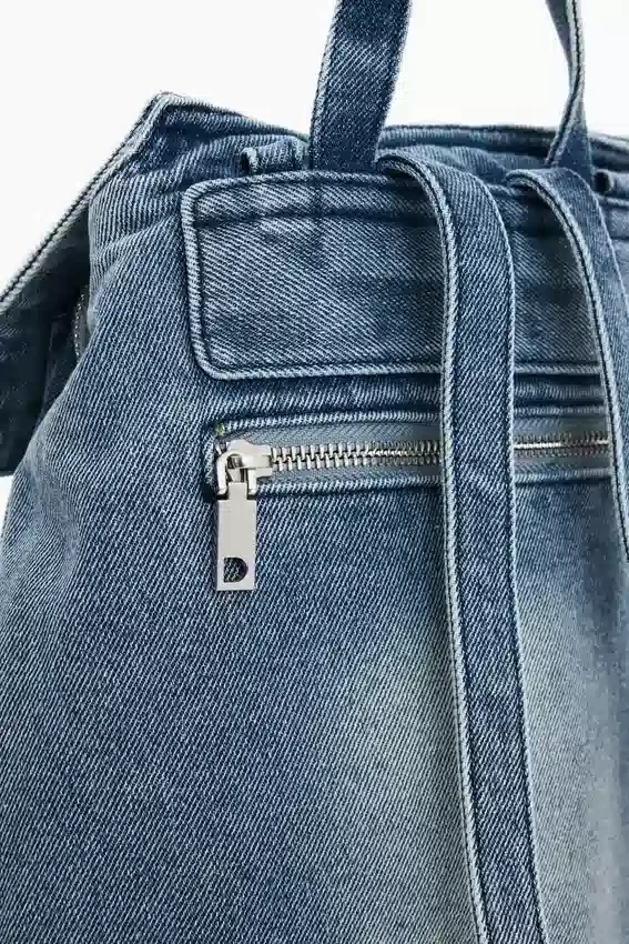Kleiner Rucksack aus Denim mit Anhängern Kleiner Rucksack aus Denim mit Anhängern