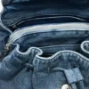 Kleiner Rucksack aus Denim mit Anhängern Kleiner Rucksack aus Denim mit Anhängern