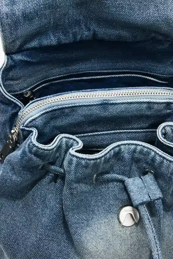 Kleiner Rucksack aus Denim mit Anhängern Kleiner Rucksack aus Denim mit Anhängern