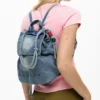 Kleiner Rucksack aus Denim mit Anhängern Kleiner Rucksack aus Denim mit Anhängern
