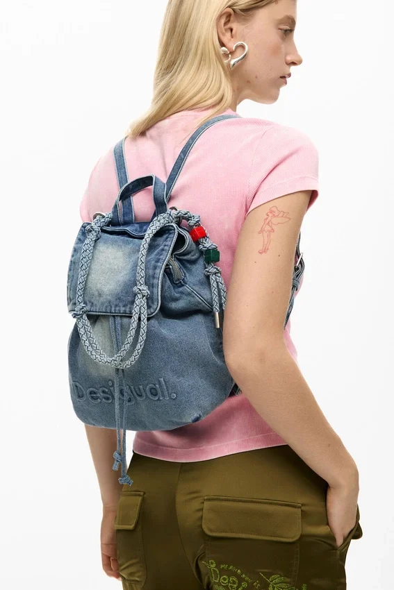 Kleiner Rucksack aus Denim mit Anhängern Kleiner Rucksack aus Denim mit Anhängern