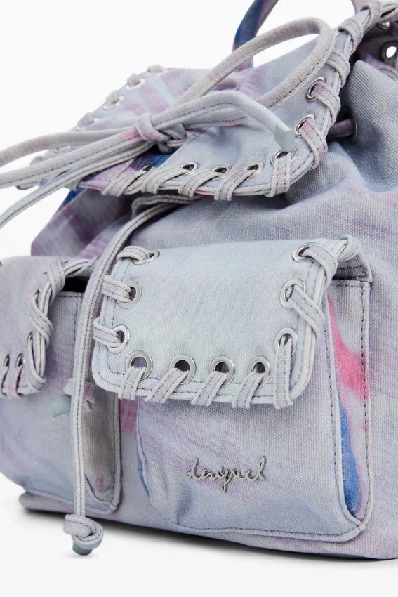 Kleiner Rucksack im Collagen-Stil Kleiner Rucksack im Collagen-Stil
