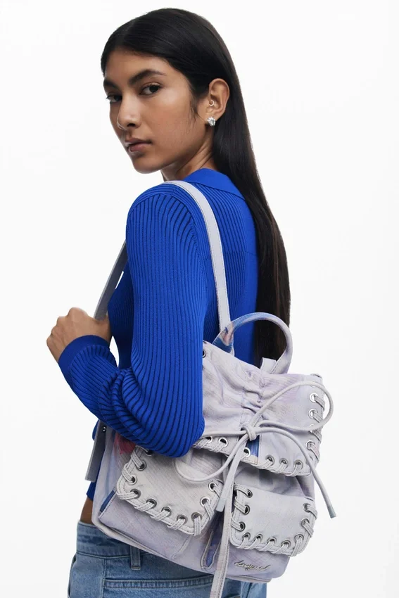 Kleiner Rucksack im Collagen-Stil Kleiner Rucksack im Collagen-Stil