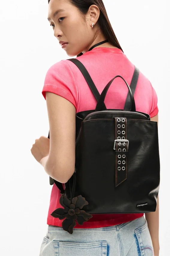 Kleiner Rucksack mit Applikationen für Blumen Kleiner Rucksack mit Applikationen für Blumen