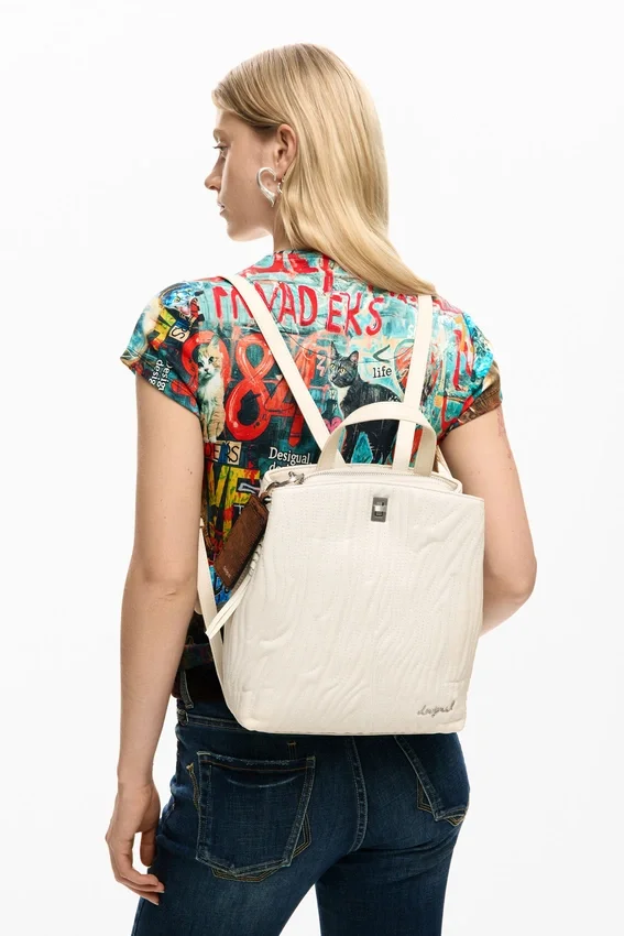 Kleiner Rucksack mit Gravuren Kleiner Rucksack mit Gravuren