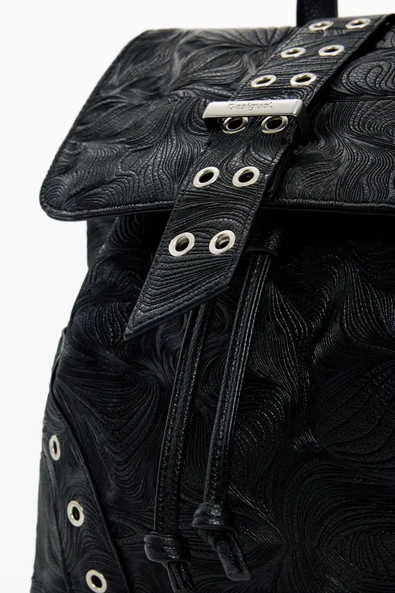 Kleiner Rucksack mit Perforation Kleiner Rucksack mit Perforation