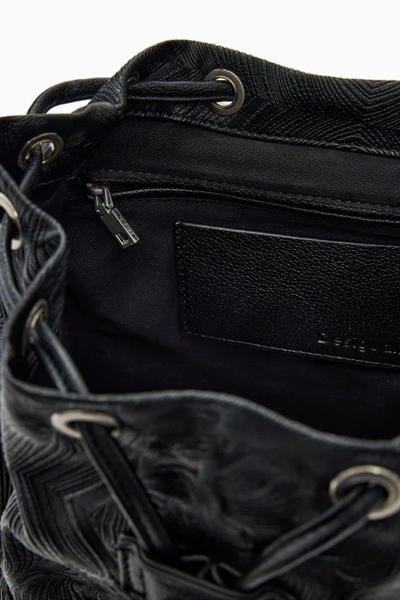 Kleiner Rucksack mit Perforation Kleiner Rucksack mit Perforation