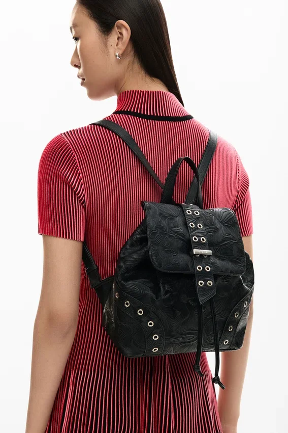 Kleiner Rucksack mit Perforation Kleiner Rucksack mit Perforation