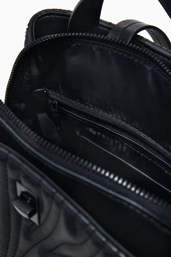 Kleiner Rucksack mit Prägemuster Kleiner Rucksack mit Prägemuster