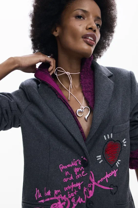 Kombinierter Blazer mit Kapuze Kombinierter Blazer mit Kapuze
