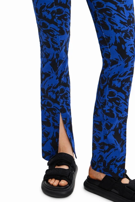 Kunstvolle Hose mit Schlitzen Kunstvolle Hose mit Schlitzen
