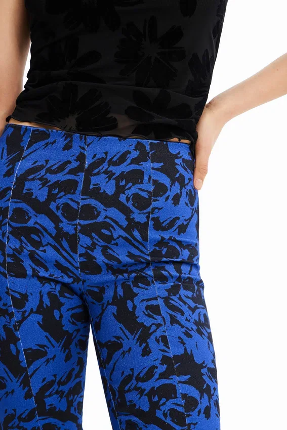 Kunstvolle Hose mit Schlitzen Kunstvolle Hose mit Schlitzen
