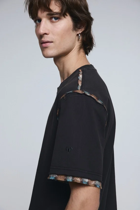 Kurzarm-T-Shirt mit Nahtdetails Kurzarm-T-Shirt mit Nahtdetails
