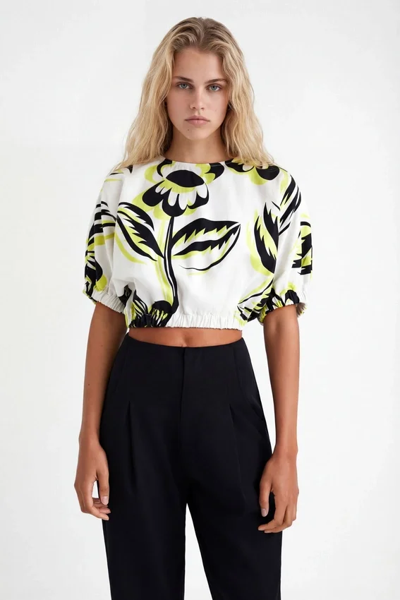 Kurze Bluse mit Blumenmuster Kurze Bluse mit Blumenmuster