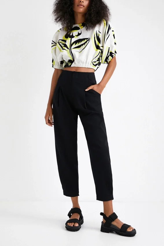 Kurze Bluse mit Blumenmuster Kurze Bluse mit Blumenmuster
