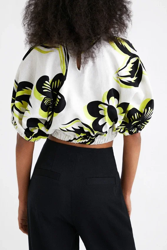 Kurze Bluse mit Blumenmuster Kurze Bluse mit Blumenmuster