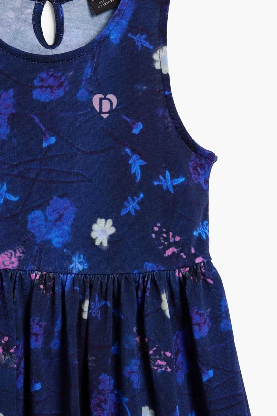 Kurzes, ausgestelltes Blumenkleid Kurzes, ausgestelltes Blumenkleid